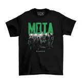 Remera negra de manga corta con estampa frontal que incluye la palabra MOTA en letras grandes de color verde texturizado y una fotografía en blanco y negro de una banda de rock tocando en vivo.