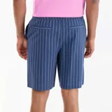 Bermuda de seersucker azul con diseño de rayas verticales blancas, de corte recto y con cordón ajustable en la cintura.