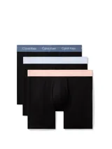 Pack de tres calzoncillos tipo boxer brief Calvin Klein, confeccionados en mezcla de algodón elástico. Diseño de talle medio con cinturilla elástica distintiva de la marca en colores azul, celeste y salmón.