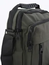 Bandolera negra con correa ajustable, asa superior y múltiples bolsillos con cierre.