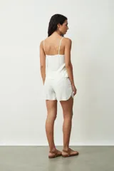 Short blanco de tiro medio, con cintura elástica y cordón ajustable delantero.