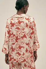 Camisa de manga 3/4 en seda viscosa estampada con flores y tigres en tonos naranja y blanco.