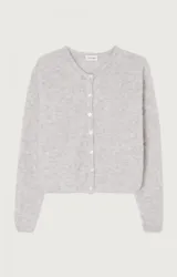 Cardigan de punto gris con cuello redondo, cierre frontal de botones y mangas largas. Presenta una textura esponjosa y un corte holgado.