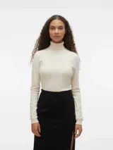 Sweater de punto con cuello alto y mangas largas, de diseño ajustado con puños acanalados.