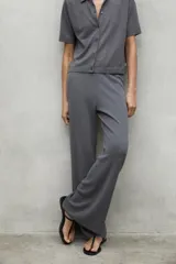 Pantalón gris de lino, de pierna ancha y cintura elástica.