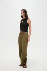 Musculosa blanca de poliéster con cuello redondo a la base y diseño de bretel ancho.