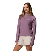 Remera de manga larga Columbia, confeccionada en tejido técnico con tecnología de absorción de humedad y protección solar. Presenta cuello redondo, mangas raglán con aberturas para los pulgares en los puños y logo de la marca estampado en el pecho.