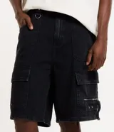 Bermuda de hombre, modelo baggy, confeccionada en jeans de algodón. Presenta cintura con trabillas, cierre por botón y cremallera, y bolsillos tipo carpinteiro.