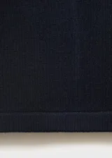 Top de punto fino color azul marino, de corte recto, sin mangas y con cuello redondo.