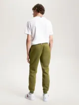 Pantalón de jogging verde oliva de corte cónico, con cintura elástica ajustable con cordón, bolsillos laterales ribeteados, bolsillo trasero de ojal y monograma TH bordado en el lateral.