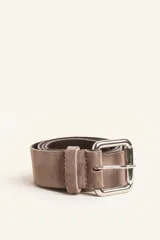Cinto de gamuza color marrón con hebilla metálica plateada de diseño cuadrado.