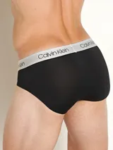 Pack de 3 slips Calvin Klein de corte clásico, confeccionados en tejido micro stretch de poliéster y elastano. Incluye tres slips negros con cinturas elásticas de diferentes colores: gris, dorado y blanco, con el logo de la marca.