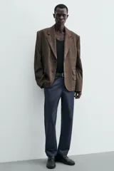 Pantalón chino de corte regular fit, confeccionado en tejido de algodón con elasticidad. Presenta bolsillos frontales, bolsillos traseros de vivo y cierre frontal con cremallera y botón.