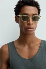 Musculosa de hombre confeccionada en tejido de punto acanalado mezcla de algodón y cáñamo. Presenta un corte regular fit, cuello redondo amplio y diseño sin mangas.