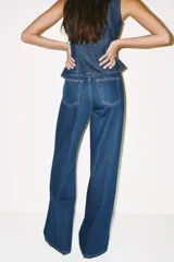 Pantalón jean wide leg de tiro extra alto, color azul oscuro, confeccionado en denim de algodón rígido, con diseño de cinco bolsillos y perneras amplias.