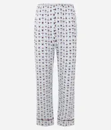 Pijama de dos piezas estilo americano, confeccionado en viscolycra con estampado de cuadros, corazones y cerezas. La blusa presenta cuello solapa, manga larga y cierre frontal con botones. El pantalón cuenta con cintura elástica para mayor comodidad.