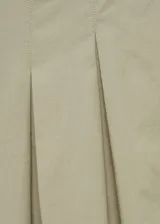 Pantalon wideleg de tiro medio, color verde oliva, con pinzas delanteras, trabillas para cinturon y bolsillos laterales.