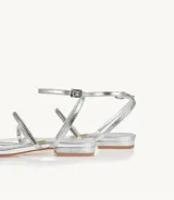Sandalias plateadas con tiras finas y detalle de strass.