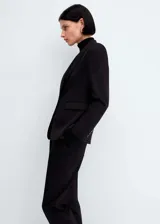 Blazer de corte entallado y diseño recto, con cuello de solapa con muesca, hombros estructurados y manga larga. Cuenta con dos bolsillos de ribete delanteros, detalle de pinzas y abertura posterior.
