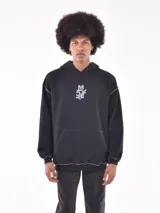 Buzo hoodie negro con bolsillo tipo canguro y estampado frontal con letras en color gris.