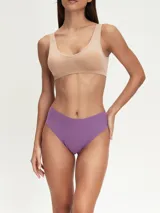 Bombacha tipo culotte de corte láser, color violeta, con diseño sin costuras y tiro medio.
