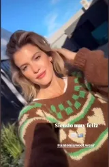 Sweater de punto color gris con diseño de corazones rosas y cuello con diseño geométrico.