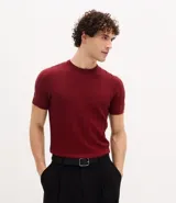 Remera de manga corta color beige, con cuello redondo y tejido texturizado acanalado.