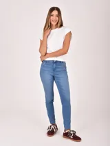 Jean negro de tiro alto, corte chupín, con cinco bolsillos y cierre de botón y cremallera.