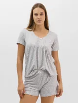 Pijama de dos piezas confeccionado en tejido soft con estampado animal print gris y blanco. Incluye una remera de manga corta con escote en V, detalle plisado en el frente y aplique de puntilla, y un short con cintura elastizada.