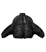 Campera bomber negra de tafeta capitoneada tornasol con cuello alto y bolsillos cargo. Tiene cierre frontal y corte holgado.