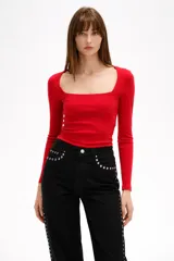 Remera de manga larga al cuerpo con escote cuadrado, confeccionada en tejido de poliéster.