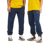 Pantalón de jogging azul marino de felpa francesa, con cintura y puños elásticos, cordón plano de algodón y logo bordado en rojo en el muslo izquierdo.