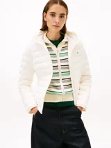 Campera puffer ligera de color blanco, de corte slim, con capucha extraíble y cierre de cremallera frontal. Cuenta con diseño tabicado, bolsillos con cierre y logo distintivo de la marca en el pecho.
