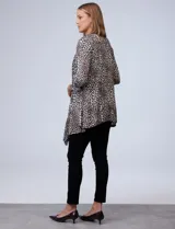 Cardigan abierto con estampado animal print, de mangas 3/4 con presilla y botón para regular el largo.