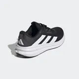 Championes de running Adidas modelo Questar 3, color negro con las tres tiras características en blanco. Presentan una parte superior de malla ligera y transpirable, mediasuela con tecnología Bounce 2.0 para una amortiguación receptiva y suela de caucho para mayor tracción.