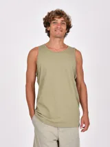 Musculosa de hombre color verde oliva, corte recto y cuello redondo.