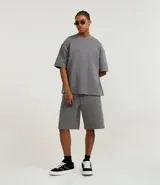 Remera oversize de manga corta color negro, confeccionada en algodón y poliéster.