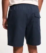 Bermuda verde claro texturizada, con cintura elástica ajustable con cordón, bolsillos laterales y traseros.