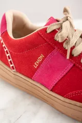 Zapatillas urbanas de gamuza color rojo con detalles en rosa.