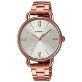 Reloj analógico Casio de acero inoxidable en tono oro rosado, con esfera plateada y marcadores de hora en números romanos y líneas. Cuenta con cierre desplegable y diseño elegante.