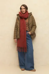 Polera marrón de algodón con cuello alto y mangas largas acampanadas.