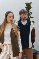 Chaleco color crema con textura de piel sintética, sin mangas y con forro interno.