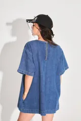 Vestido corto de denim azul con corte en A, mangas cortas y bolsillo en el delantero con isologo doble R bordado a tono.