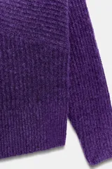 Jersey de punto de textura suave en color violeta, con diseño asimétrico de un solo hombro y manga larga.