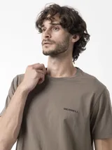 Remera Merrell de manga corta y cuello redondo, color marrón topo, con pequeño logo de la marca estampado en negro en el pecho.