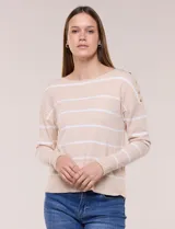 Buzo de punto fino beige con rayas horizontales blancas, escote bote y detalles de botones dorados en el hombro.