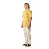 Remera de algodón color mostaza con cuello redondo, manga corta y estampa pequeña en el pecho con el logo de la marca.