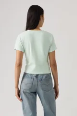 Remera de algodón color verde menta, con cuello redondo y mangas cortas. Presenta el logo de la marca estampado en el frente con detalles de pequeñas flores bordadas.