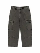 Pantalón tipo cargo confeccionado en denim gris con efecto lavado. Presenta corte recto, bolsillos laterales con solapa y costuras reforzadas en las rodillas.