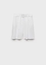 Short de lino color blanco de tiro medio, con diseño recto, bolsillos laterales, trabillas y cinturón incorporado con hebilla forrada.